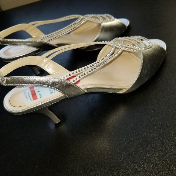 NWT Caparros philomena silver heels with sparkly stones - Picture 3 of 15